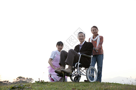 奶奶推轮椅上的爷爷到户外散步图片