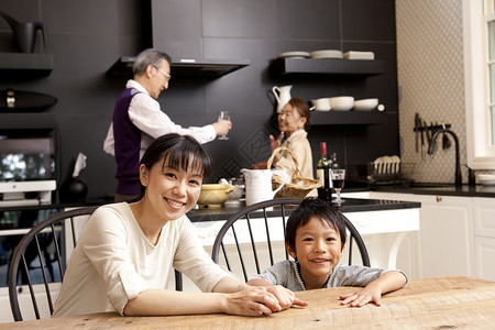 厨房内幸福的祖孙三代图片