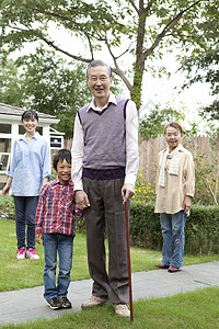 后院散步的祖孙三代图片