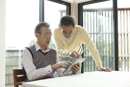 老年人一起学习平板电脑图片