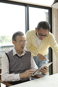 老年人一起学习平板电脑图片