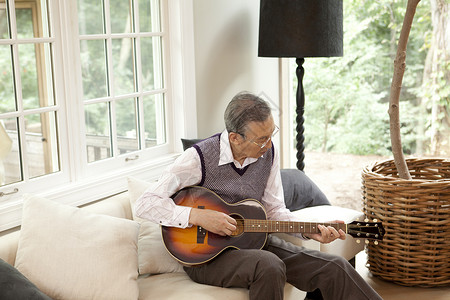 老年人在家弹吉他图片