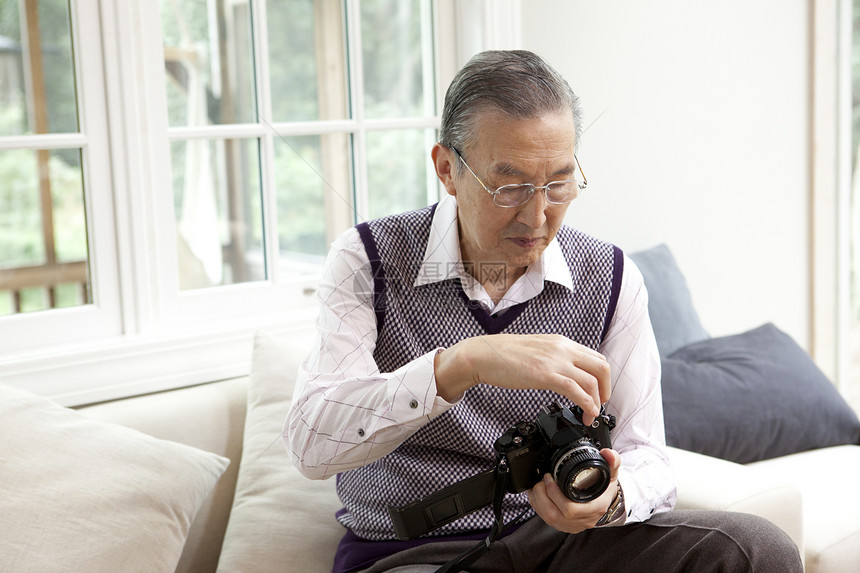 老年人在家研究相机图片