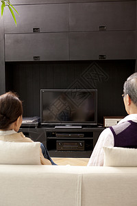 客厅看电视夫妇背影图片