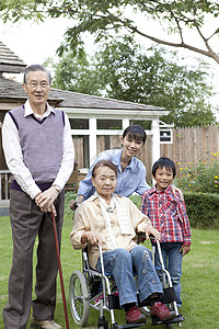 家庭后院里散步的祖孙三代形象图片
