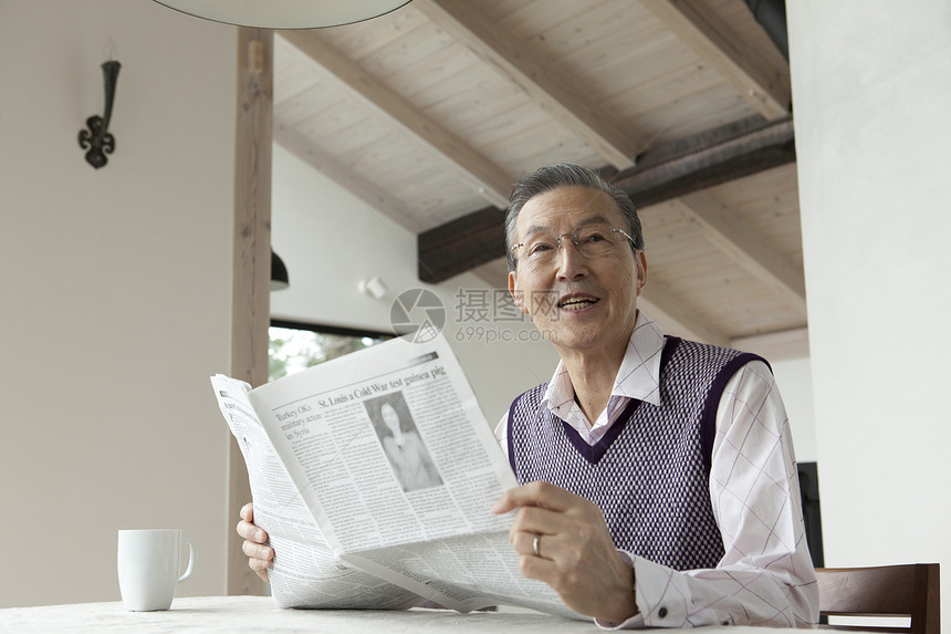 餐厅看报纸的老年男性图片