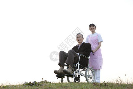 护工推着轮椅上的老年人图片