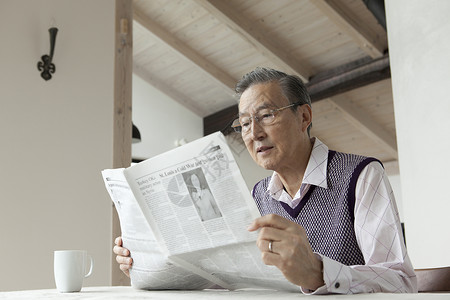 老年男性独自在家看报纸图片