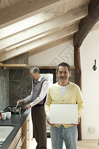 厨房烹饪的老年男性图片