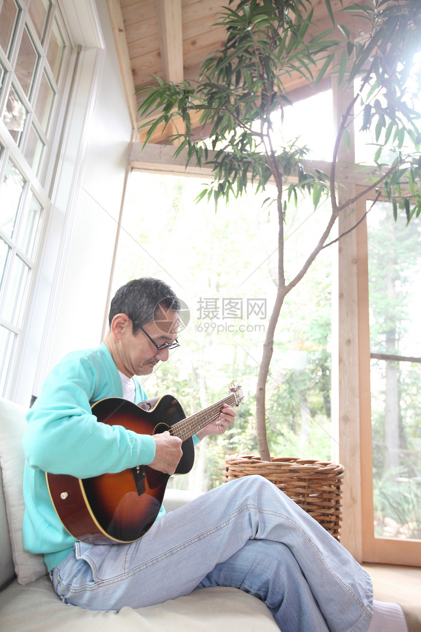 独自弹吉他的老年男性图片