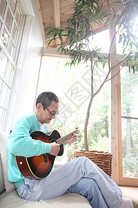 独自弹吉他的老年男性图片
