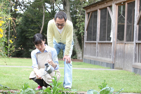 父女俩在花园里种植蔬菜图片