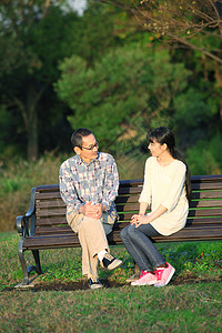 公园长椅上聊天的父女俩图片