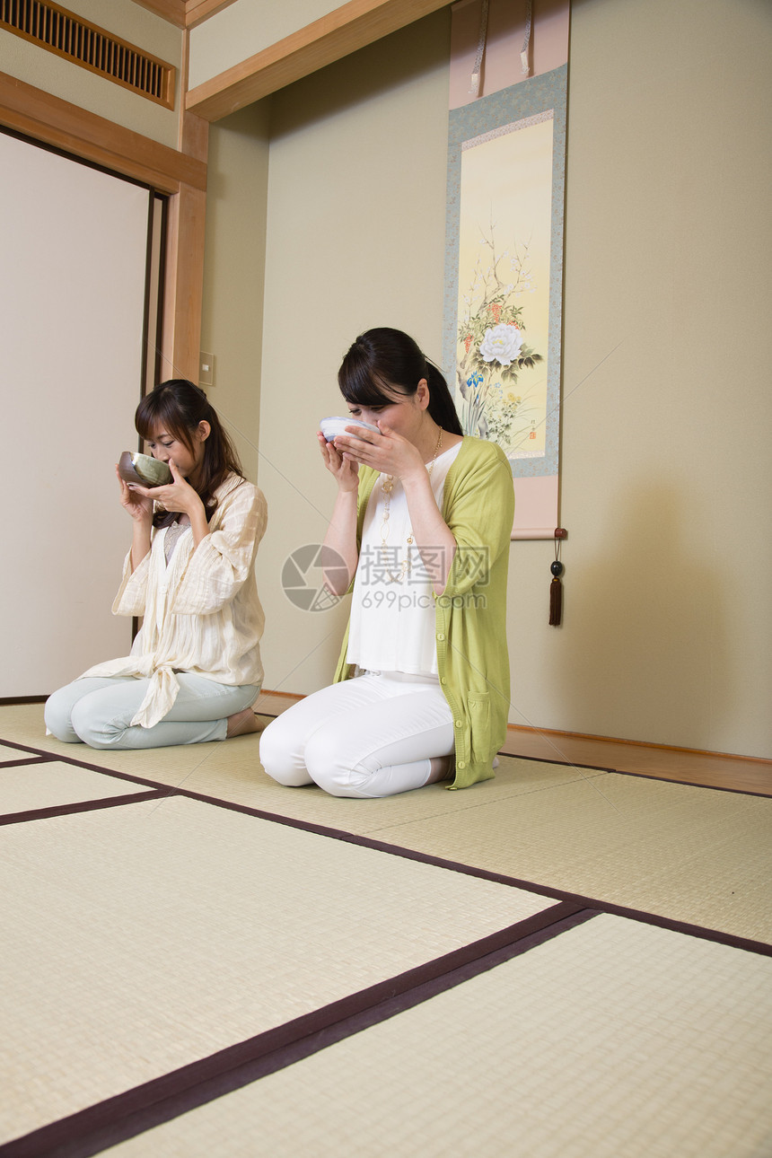 女性闺蜜体验日式茶道文化图片