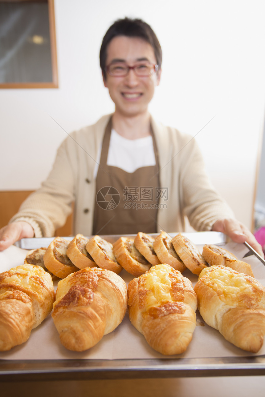 中年男性烘焙面包图片