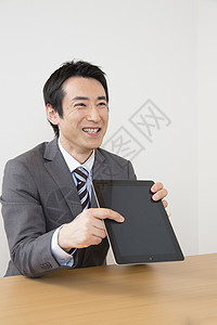 中年商务男士展示电脑图片