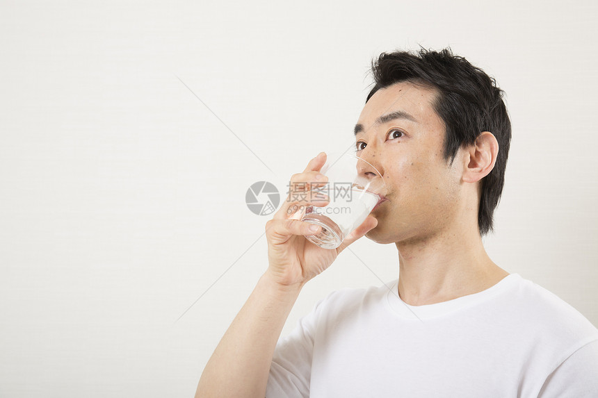 中年男士喝牛奶图片