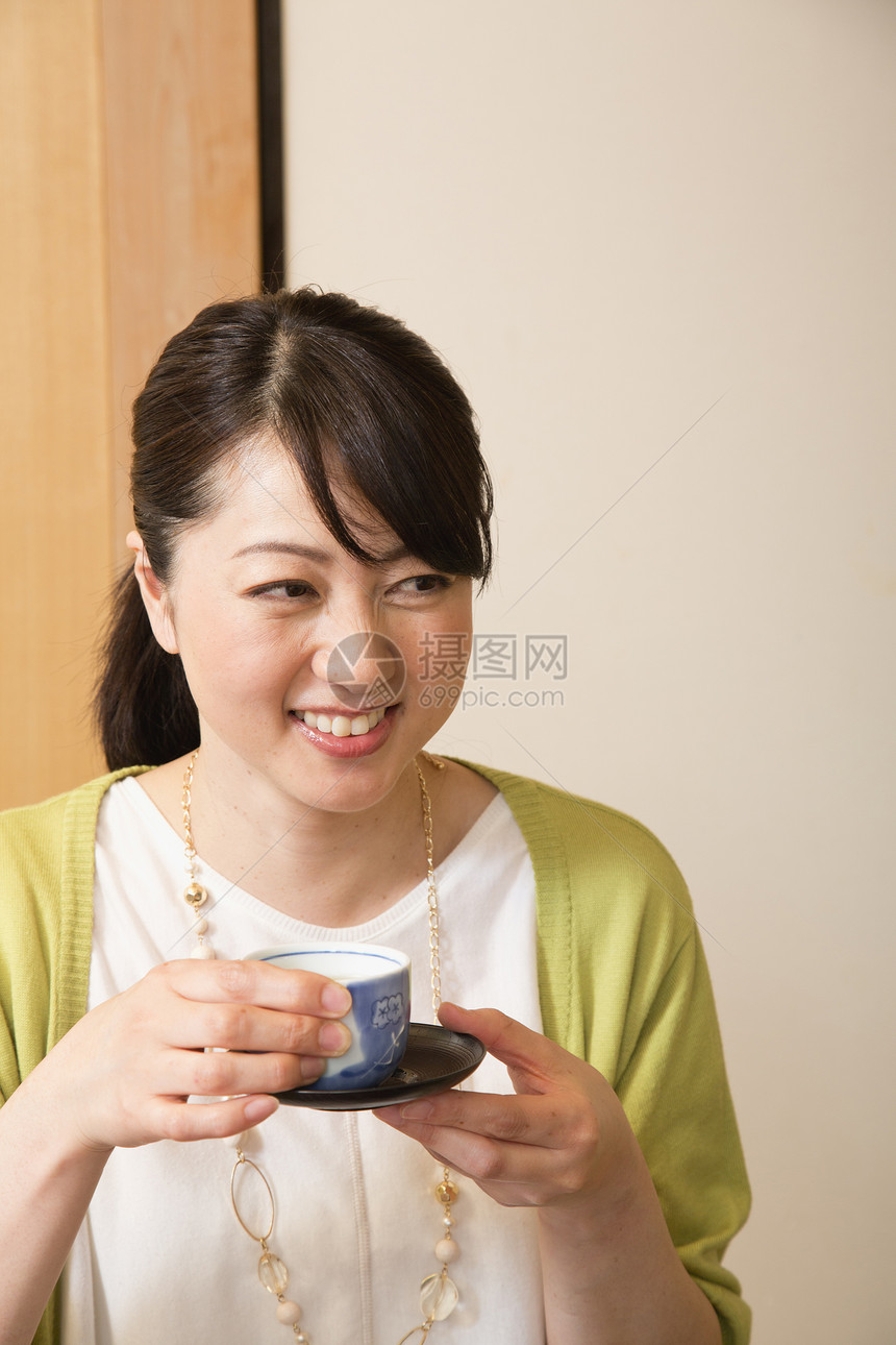 中年女性喝茶形象图片
