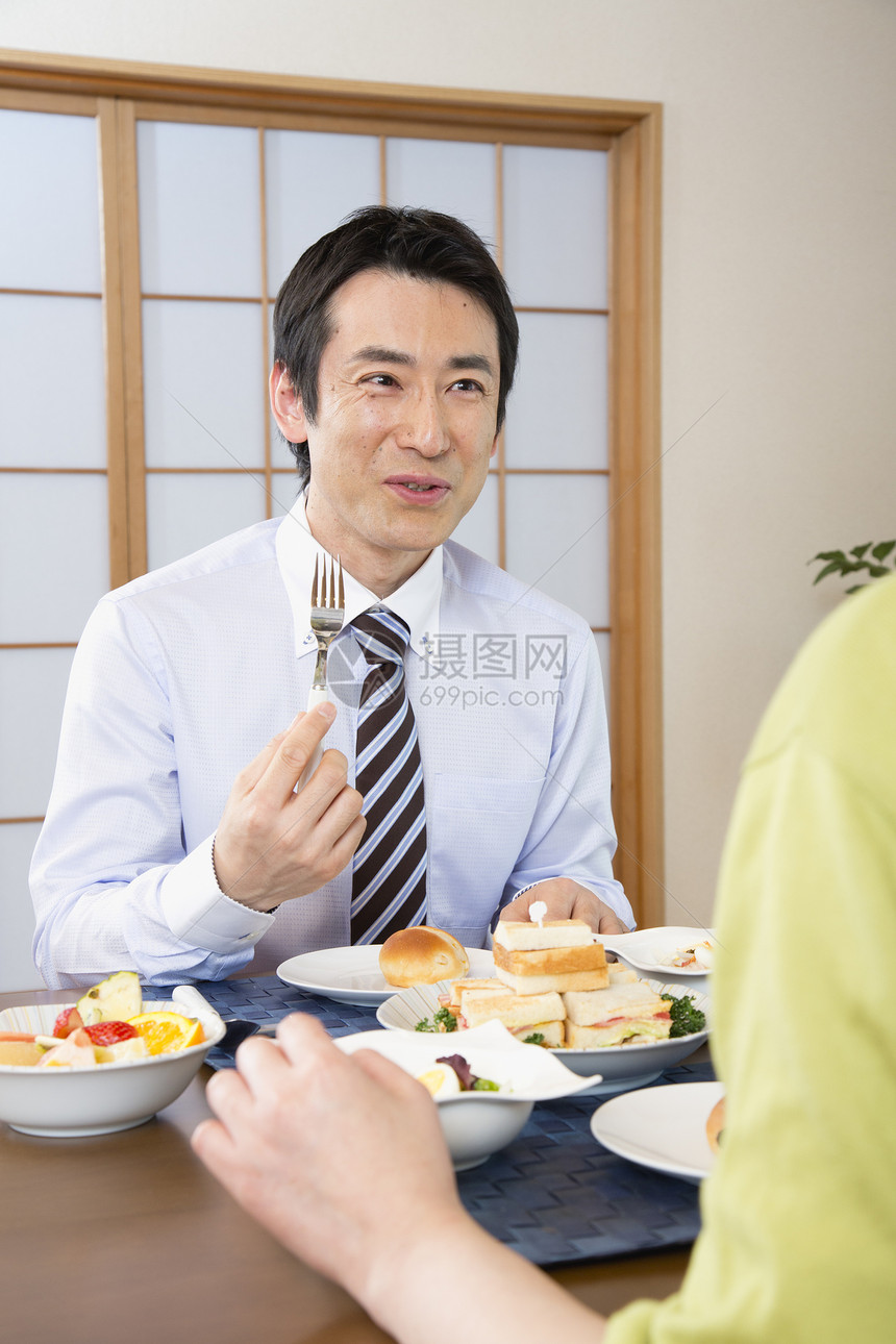 餐厅内吃饭聊天的男性图片