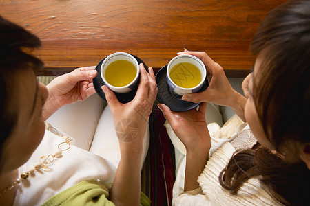 一起喝茶的女性朋友图片