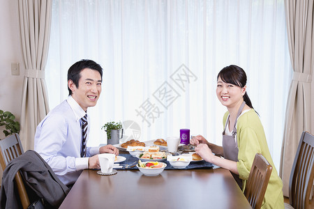 一起吃饭的夫妻图片