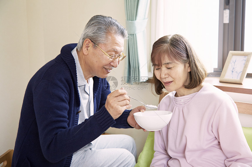 老年夫妇在吃饭图片