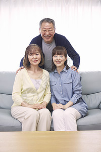 沙发上的女儿和父母图片