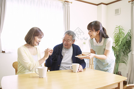 护工在照护老年夫妇吃饭图片