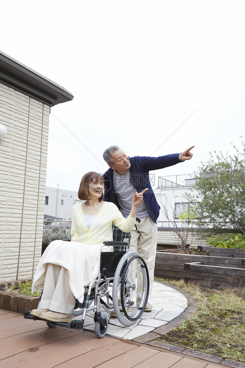 爷爷推着轮椅上的奶奶去屋顶看风景图片