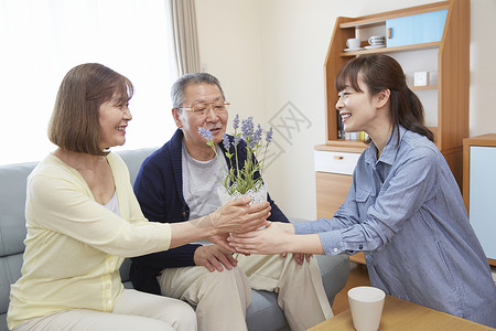 女儿探望父母送礼图片