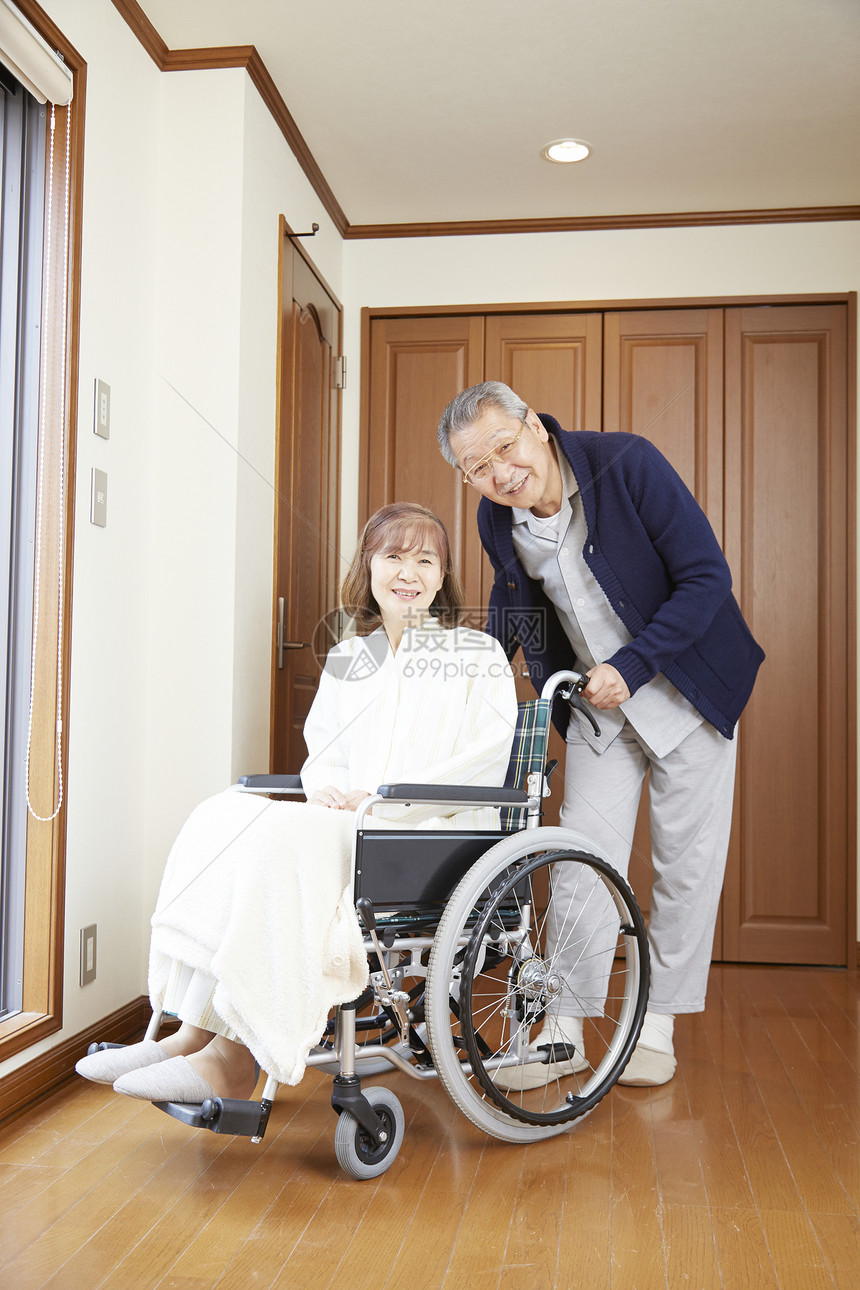 爷爷照顾轮椅上的奶奶形象图片