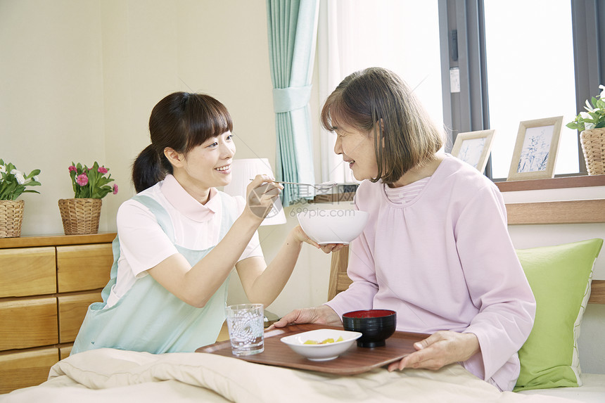 护理护工照顾居家孤独老人饮食图片