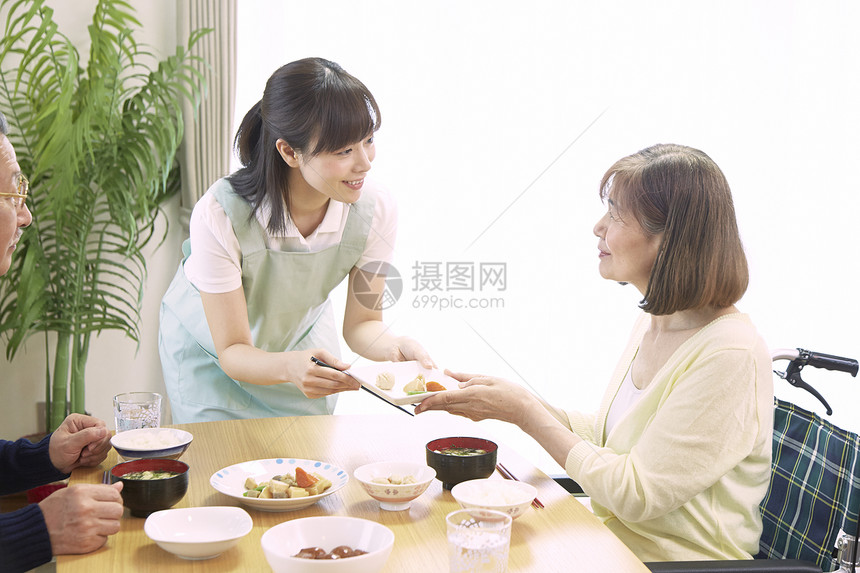 女性护工照顾老年人饮食图片