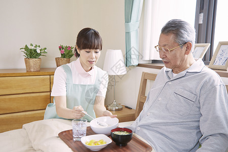 女性护工照顾老年人饮食图片