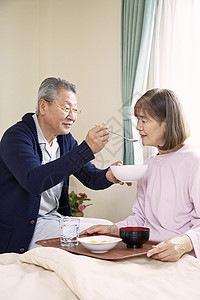 老人在给妻子喂食物图片
