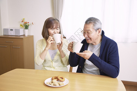 老年夫妇在品尝下午茶图片