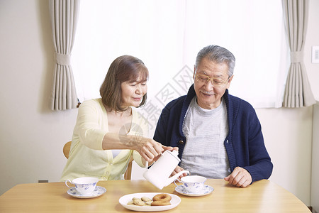 老年夫妇在餐桌上喝茶图片