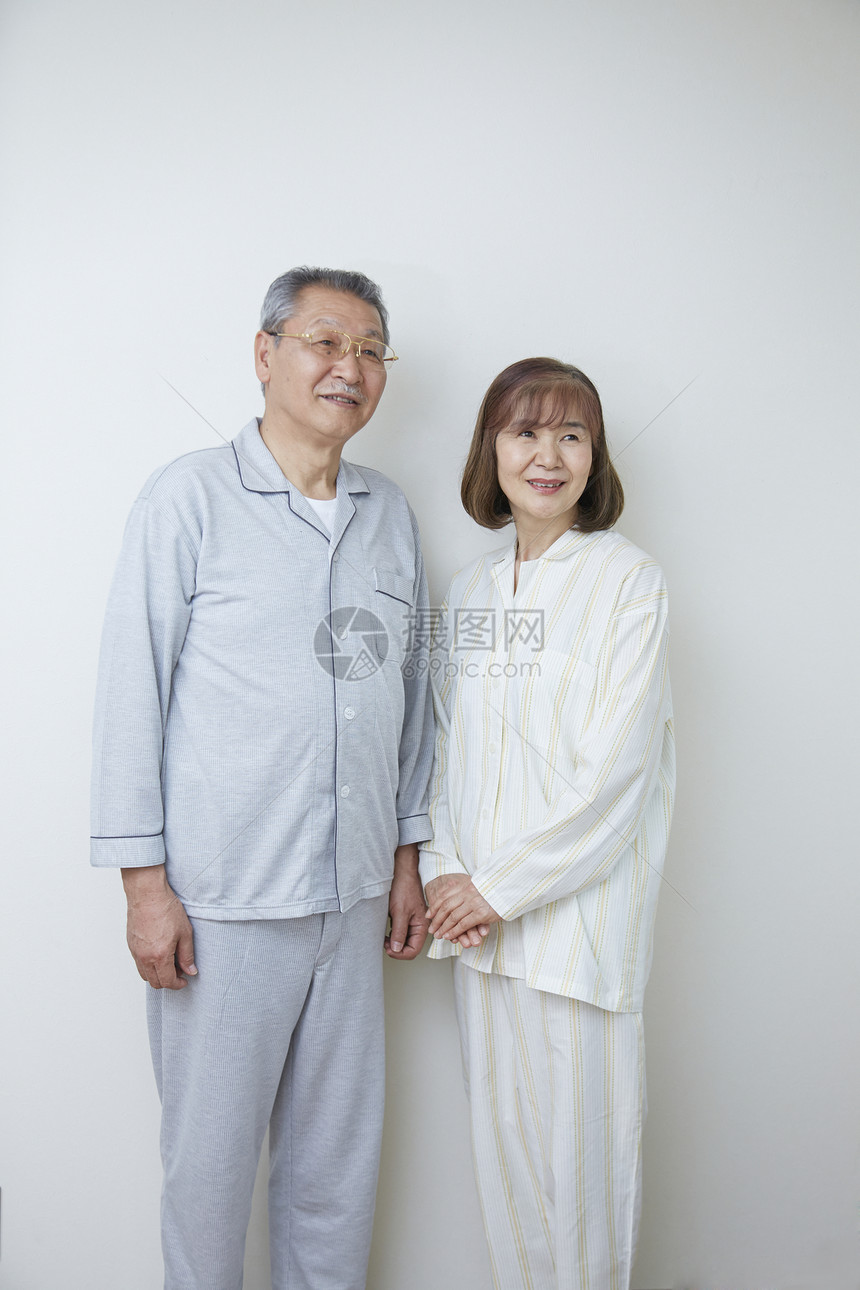 穿着睡衣站立的老年夫妇图片