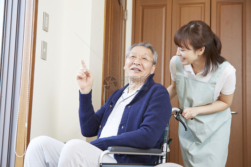 护工推着轮椅上的老人图片