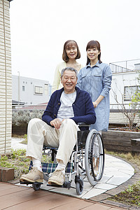 轮椅上的爷爷和他的家人图片
