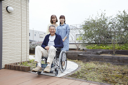 轮椅上的爷爷和家人图片