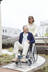 奶奶推着轮椅上的爷爷外出散步图片