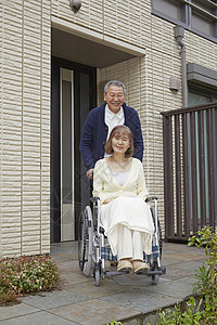 爷爷推着轮椅上的奶奶外出散步图片