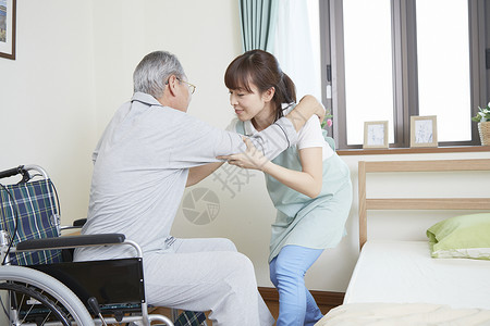 女性护工照顾轮椅上的老人图片