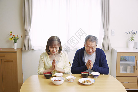 居家老年夫妻吃早餐图片