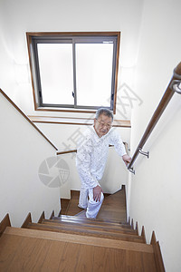行动不便的老年人独自走楼梯背景图片