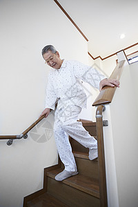 行动不便的老年人独自走下楼梯背景图片