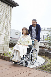 爷爷推着轮椅上的奶奶外出散步图片
