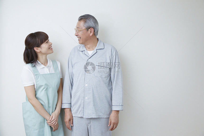 护工和老人站在一起图片