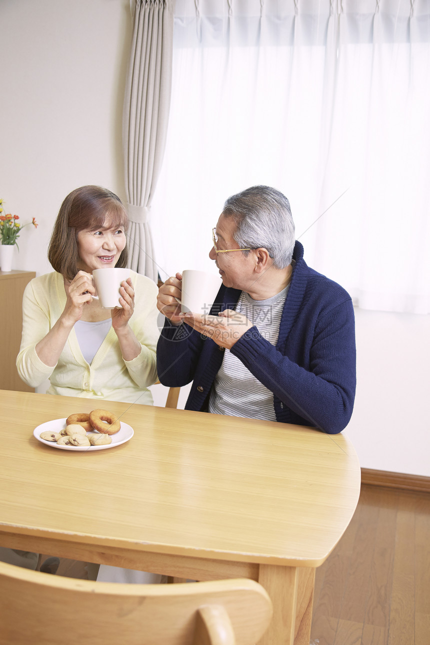 老年夫妇在客厅里喝下午茶图片